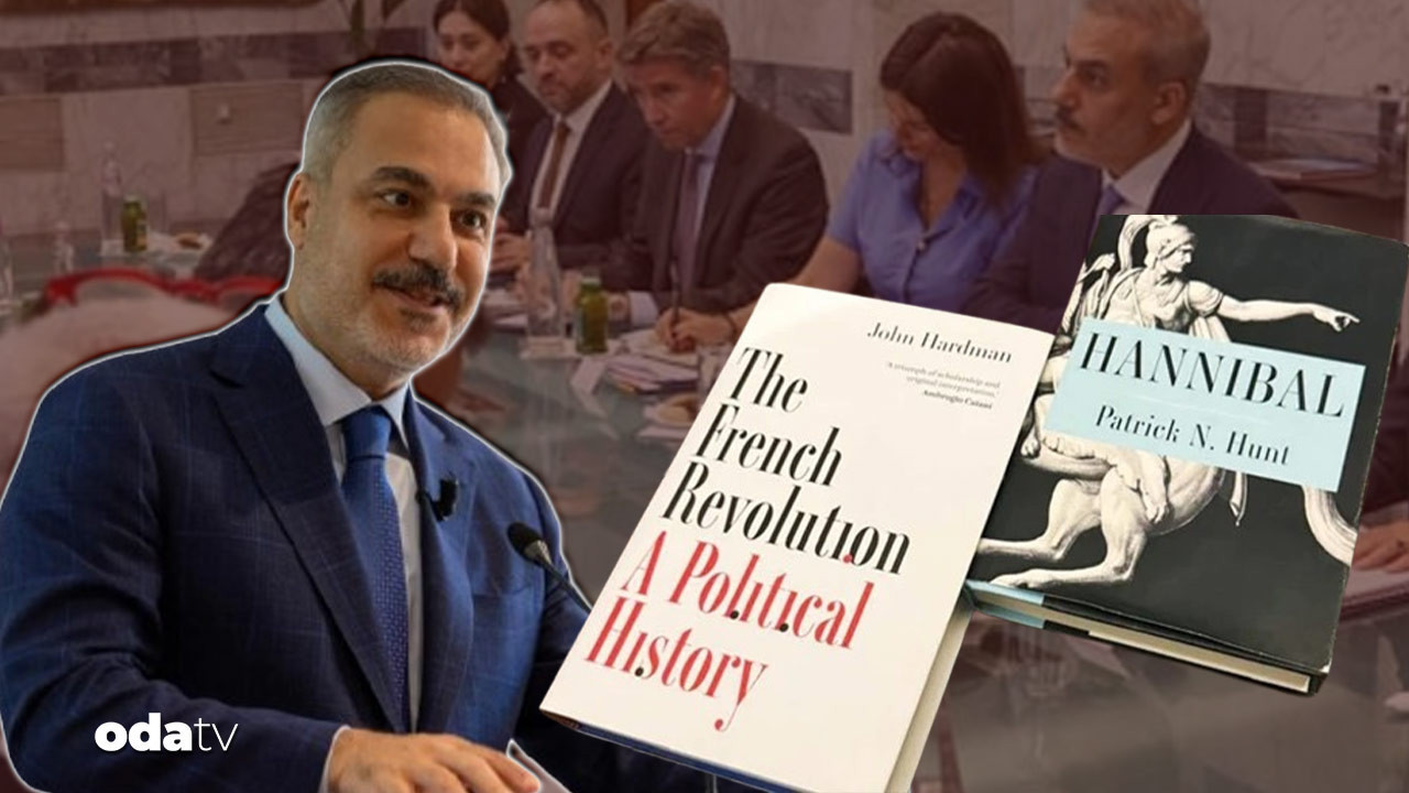 hakan fidanin masasindaki iki kitap VP5YtVLj