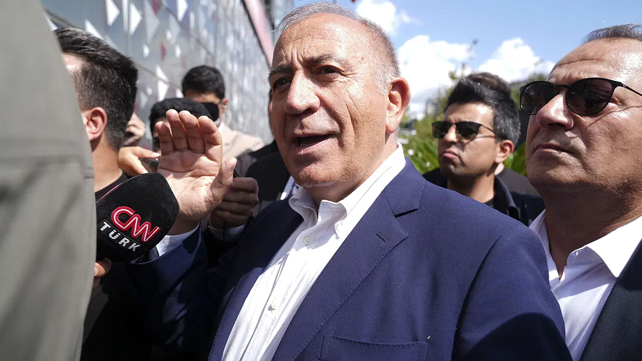 kayyum gursel tekin chpnin sariyerdeki eski il binasina gidecek OREHC67x