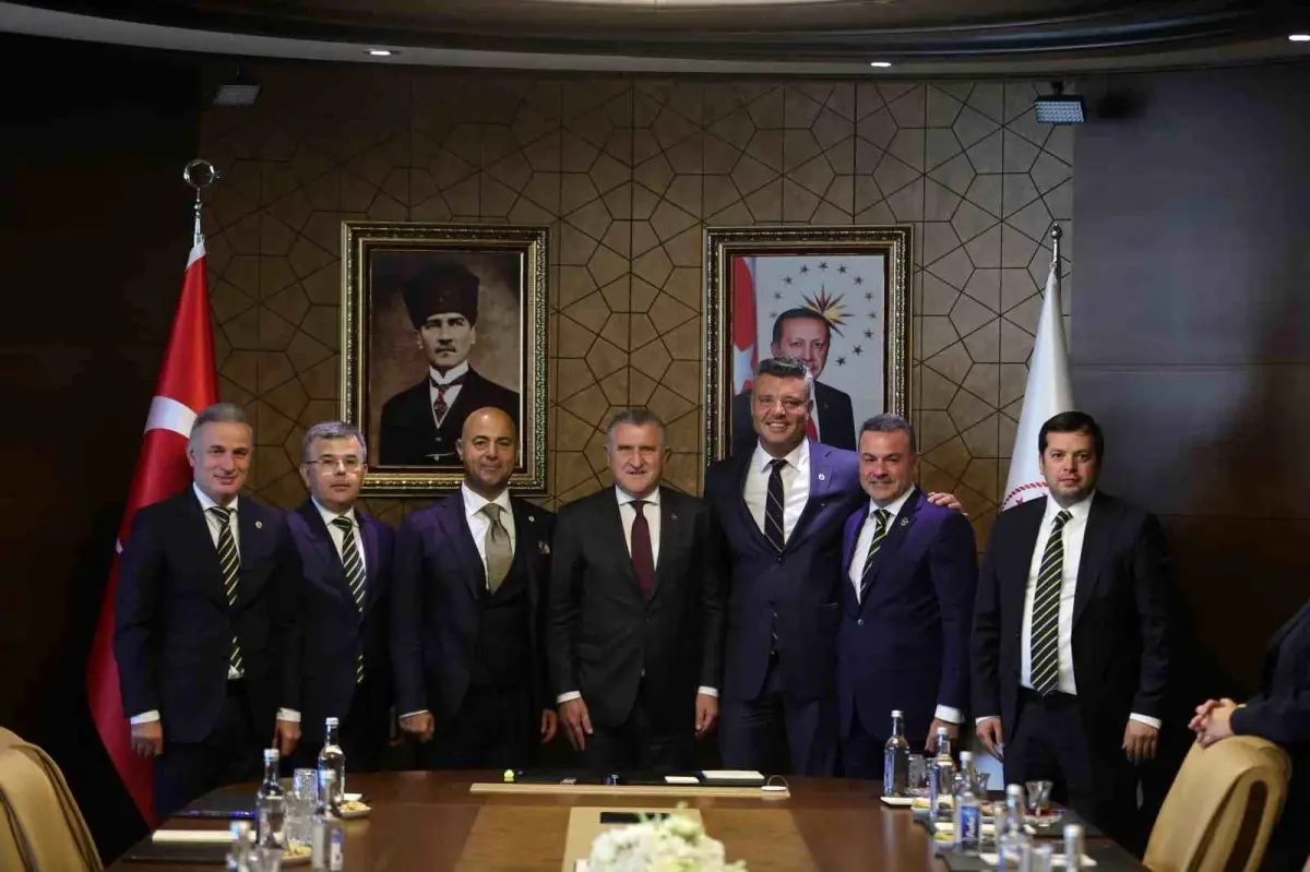 bakan bak fenerbahcenin yeni yonetimini kabul etti 4DUi51FJ