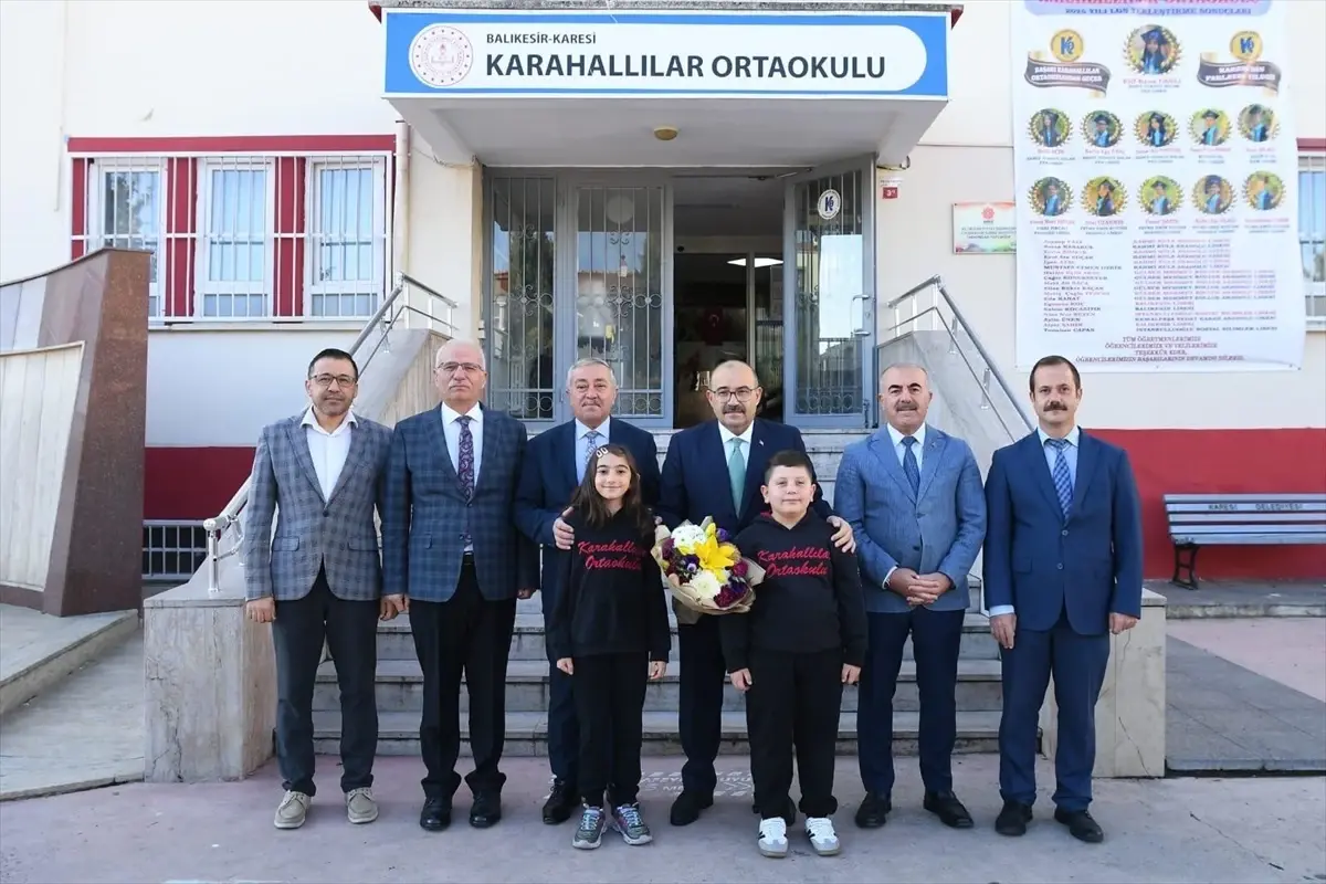 balikesir valisi ustaoglu karahallilar ortaokulunu ziyaret etti Bk6kBRJN.jpg