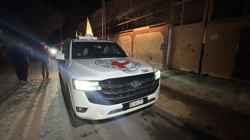 israil ordusu hamasin dun gece teslim ettigi naaslardan biri rehine degil SMCp654B.jpg