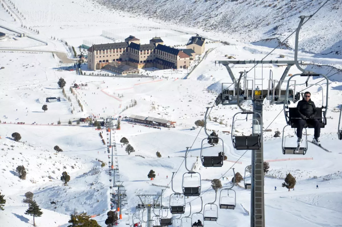 davraz kayak merkezinde kar makineleriyle sezon uzatilacak 1Wg774Hr.jpg