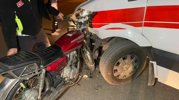 hastaneye yarali tasiyan ambulans motosikletle carpisti 1 yarali sEETgf7s.jpg