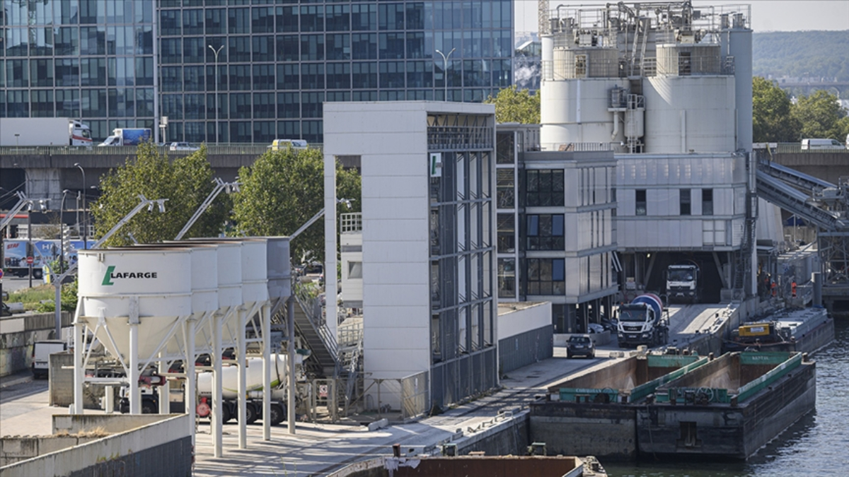 mitin suriyede fabrikasini vurdugu lafarge fransada teror orgutunu finanse etmekten yargilaniyor 8m6SzS4k.jpg