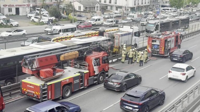 avcilarda-metrobuste-yangin-seferlerde-aksama-yasaniyor-dIVgZy7c