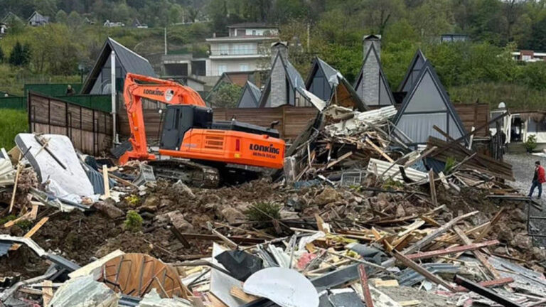 sapancada-ortak-kavgasinda-kan-akti-cinayetin-islendigi-bungalovlar-yikildi-Y3G8hLCf