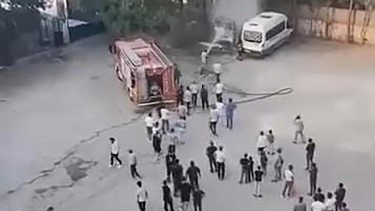 Diyarbakirda park halindeki minibus alev aldi 5IuKrUP6