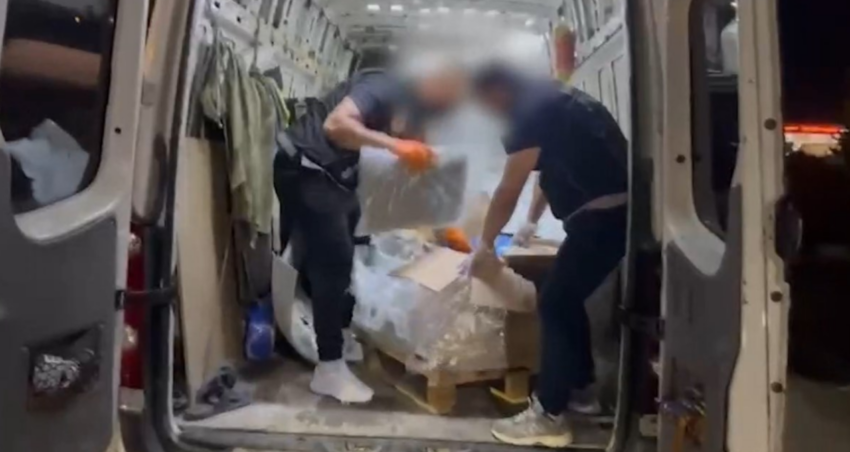 Istanbulda takibe alinan araclara operasyon 27 kilo uyusturucu yakalandi 7QsyPAJf