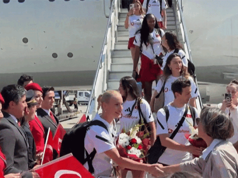 Milletler ligi sampiyonu filenin sultanlari turkiyeye dondu RcBh2del